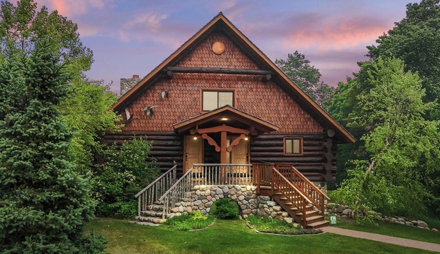 Luxurious Rustic Cabin Getaway on Loon Lake.