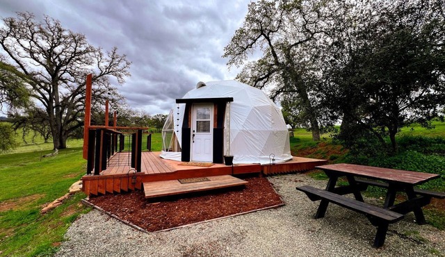 Luxurious Rustic Dome with Private Deck and Picnic Table in California