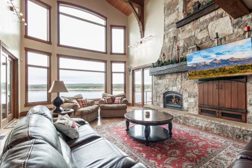 Luxurious Sandy Beach Lodge Waterfront Escape on Island Park Reservoir Perfect for Large Groups