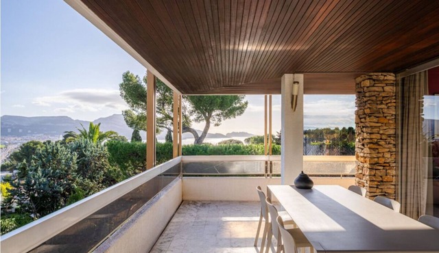 Luxurious sea view villa in prestigious residence