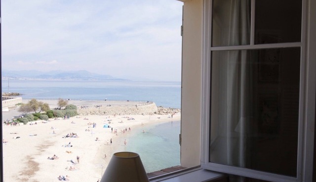 Luxurious seafront 2 bedrooms flat superb view, WIFI, AC, for 4 close to beach