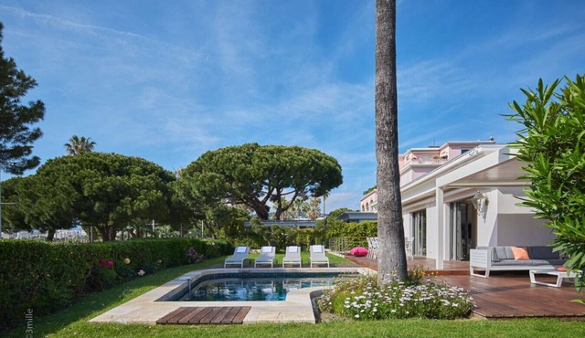 Luxurious Seaside Villa with Pool & Sea View by Plage du Midi