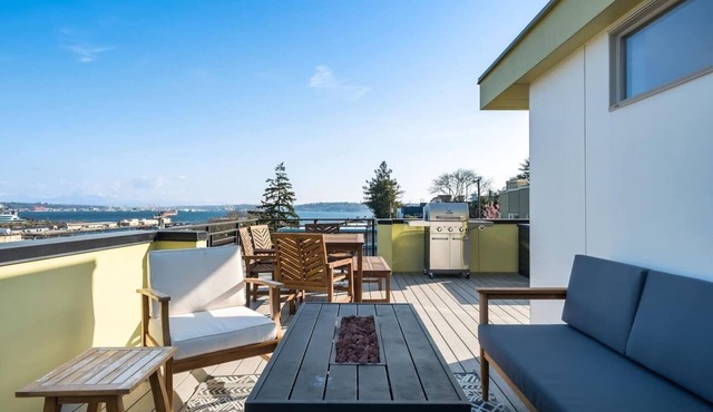 Luxurious Seattle townhome w/Mt Rainier and skyline views!