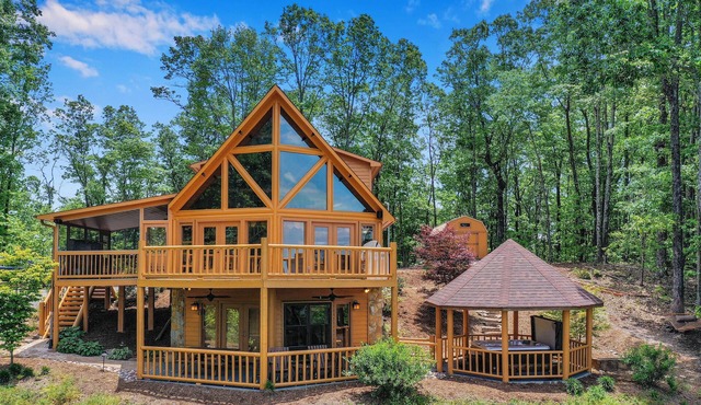 Luxurious, Secluded Cabin, with Gazebo Covered Hot-tub + Amazing View