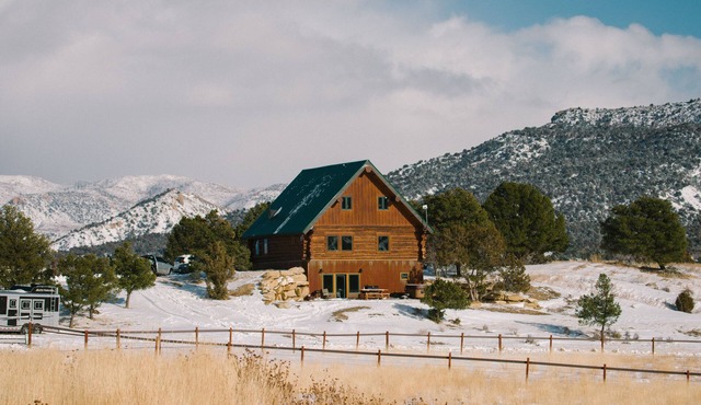 Luxurious, secluded log cabin. Mountain views. Sauna, hot tub. 3 primary suites.