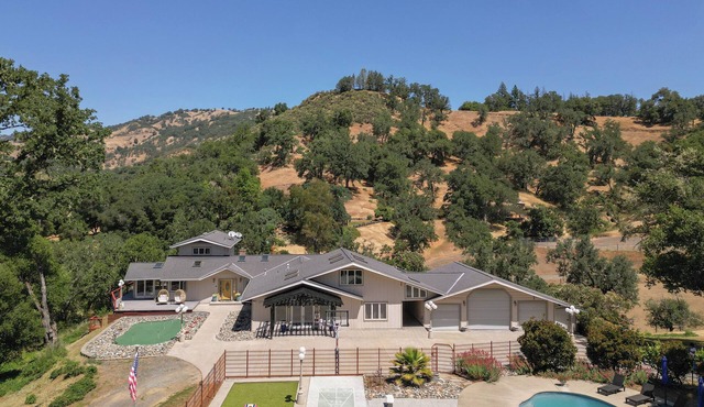 Luxurious & Serene Estate: Sleeps 20, Pool, Games!