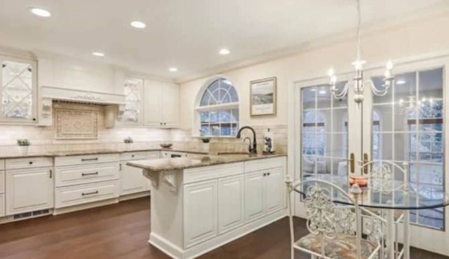 Luxurious, Serene Historic Mansion 7 bd/3.5ba