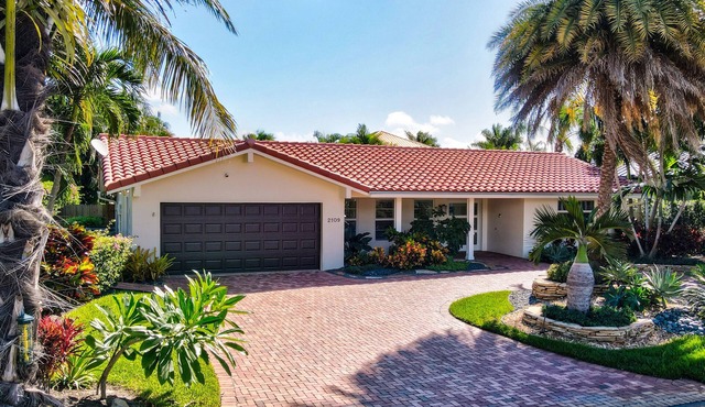 Luxurious Single-Story Waterfront Pool Villa in Delray Beach! VIP Passes!