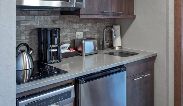 Luxurious ski in/out 1 Bed/1.5 bathroom at Grand Colorado Peak 8
