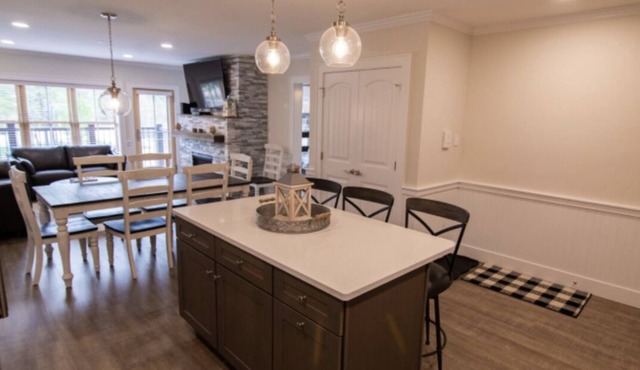 Luxurious Ski-In/Out Kearsarge Brook Condo on Cranmore Mountain