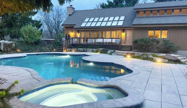 Luxurious Ski in-Ski Out Mnt. Creek/Hot tub/Tennis & Pickleball/Heated pool/Golf