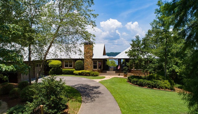 Luxurious Smith Lake home, "SKY CABIN", situated on 8 ACRES with amazing views!