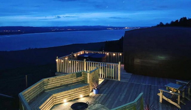 Luxurious Snug With Hottub Which Sleeps-2 in Fife