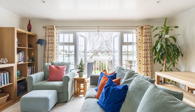 Luxurious South-Facing Lakeside Lodge