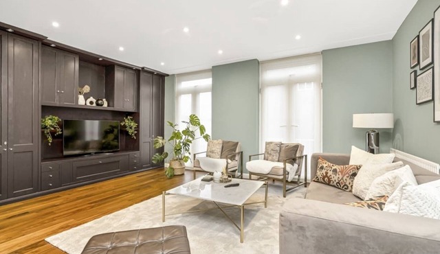 Luxurious & Spacious Townhouse!