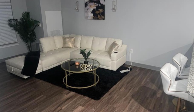 Luxurious & Spacious 1 Bedroom
