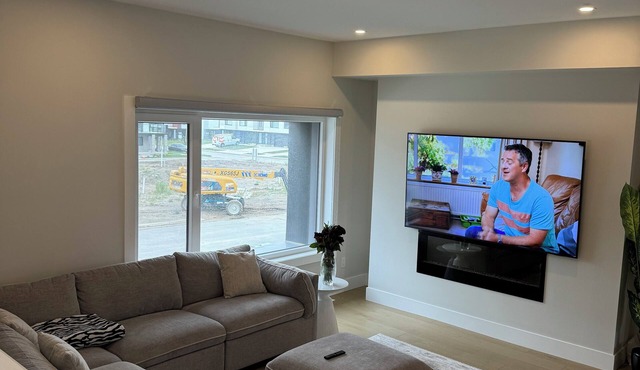LUXURIOUS SPACIOUS 3 BEDROOM TOWNHOUSE
