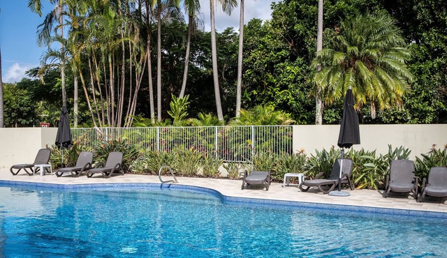 Luxurious & Spacious Mt Coolum Lakeside Home