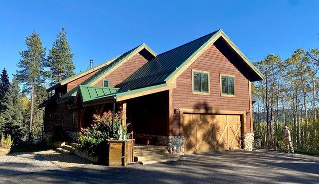 Luxurious & Spacious home on 8 acres with 4-bedrooms +Office, 45min from Calgary