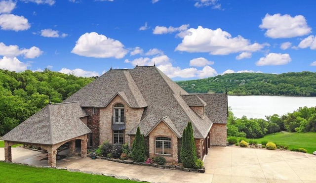 Luxurious Spacious Chateau on Table Rock Lake with Hot Tub