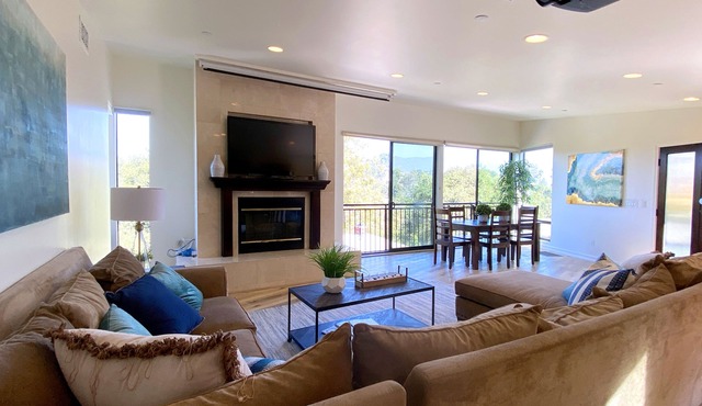 Luxurious Spacious Hillside Retreat with Amazing Views Near Rosebowl