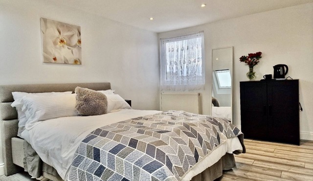 Luxurious, Spacious Loft Room & Private En-suite.
