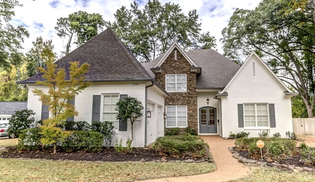 Luxurious, Spacious Memphis Home - Theatre/Game Room, Patios