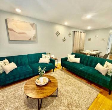 Luxurious, Spacious, Modern 6 BR Escape with parkings and sleeps up to 16