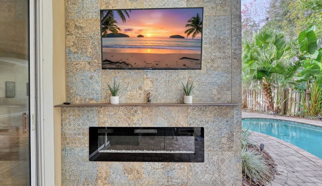 Luxurious & Spacious 5/3 Tropical Pool Home- Close to Beach and 2 miles to Mayo!