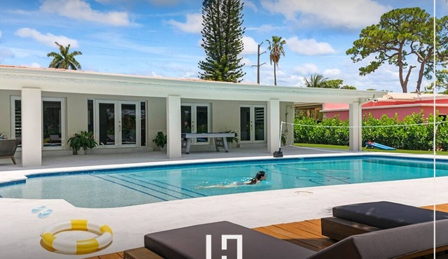Luxurious Stay w/Courts, BBQ, Fire Pit & H. Pool