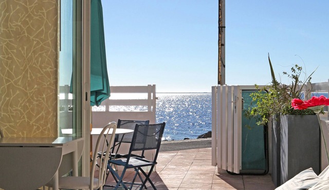 luxurious studio 'feet in the water' (3 meters from the pond).