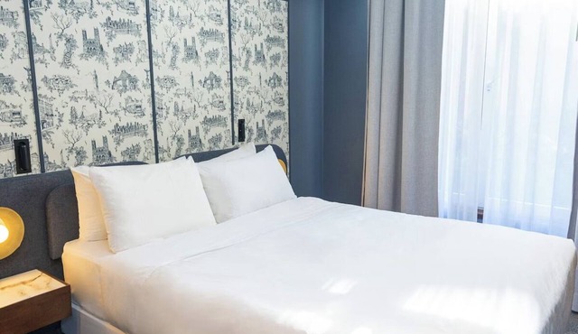 Luxurious Suite Near Iconic Notre-Dame Basilica and Montreal Science Center