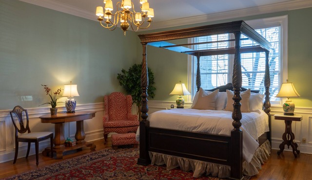 Luxurious Suite w/Garden on Court Square Downtown