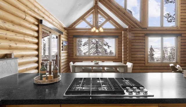 Luxurious Summit Vista / Hot Tub / Pool Table / 4 BR / 12 Guests / Gorgeous View