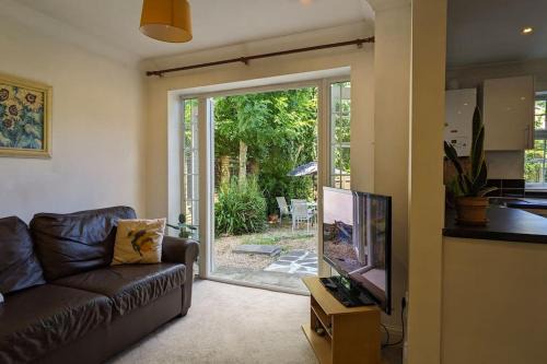 Luxurious & Sunny Garden Flat near Pinner Station
