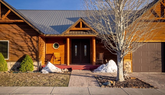 Luxurious Sunny Home overlooking Hot Springs, River, and Historic Downtown.