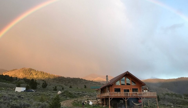Luxurious SW Montana Log Cabin near Maverick Mountain skiing & Elkhorn Hotspring