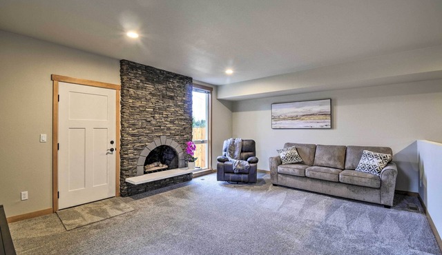 Luxurious Tacoma Retreat w/Quartz Countertops!