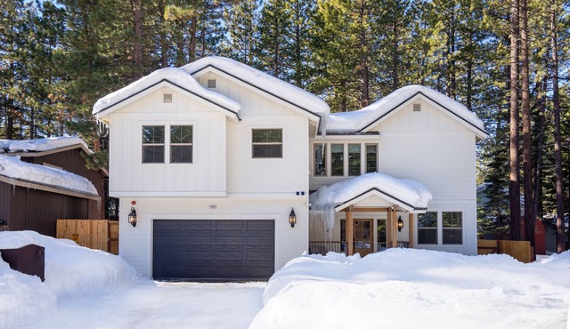 Luxurious Tahoe Escape: Hot tub, Arcade, Fireplace, and more+