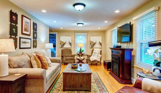 Luxurious, Three Bedroom, Pet Friendly Home. Walk to Village!