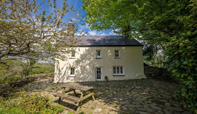 Luxurious Three Bedroom Farmhouse with Sea Views in Llanystumdwy | Bryn-Du