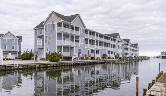 Luxurious Townhouse with water views and access in Fenwick Island. Sleeps 8-10