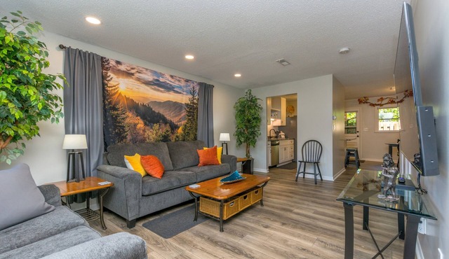 Luxurious Townhome, Peace of Nature, King bed, near downtown.