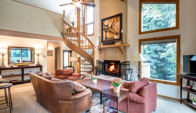 Luxurious Townhome Steps from Warm Springs with Private Hot Tub, and Firepit