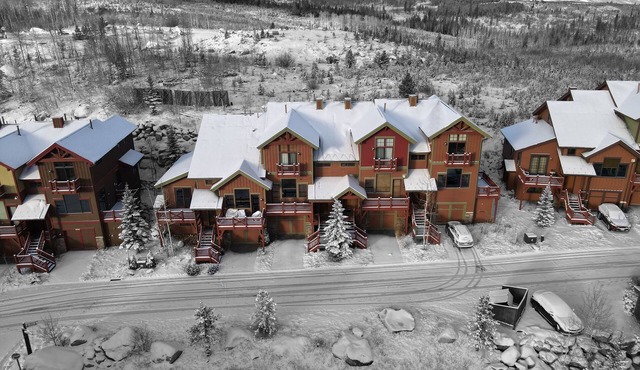 Luxurious Townhome With 3 En-suites, Gorgeous Views and Private Hot Tub!