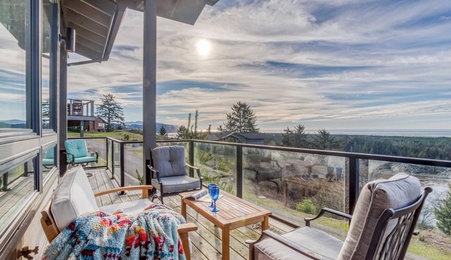 Luxurious Townhouse with Access to Clubhouse, Pool, Mini-Golf, and More!