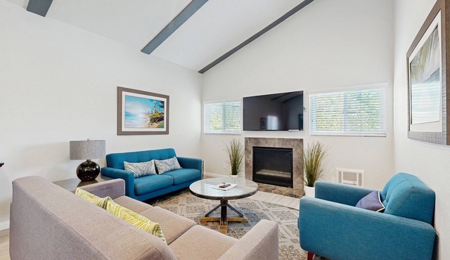 Luxurious townhouse with ocean view, easy walk to beach & village center