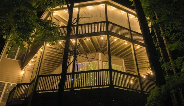 Luxurious Tree House Retreat with wrap around balconies and Hot Tub