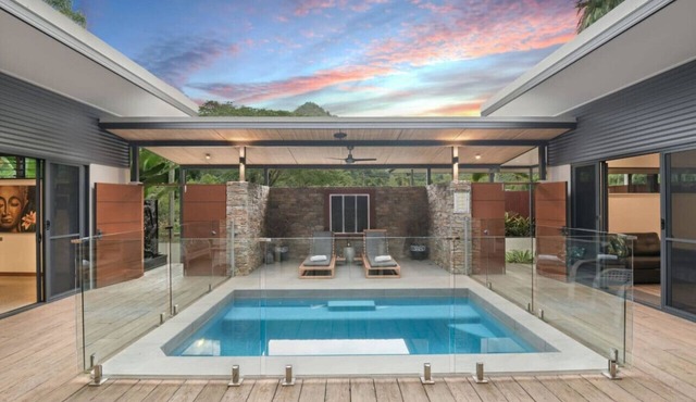 Luxurious Tropical Retreat with Private Pool Near Crystal Cascades