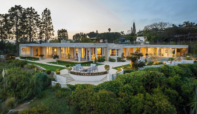 Luxurious Trousdale Estate with Expansive Grounds